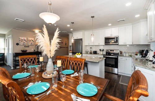 Villas House | Salty Pup. New, spacious, renovated house! PET FRIENDLY large fenced yard!