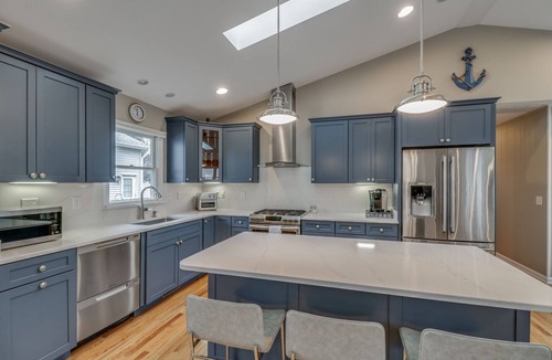 Country Club Estates House | Sandy feet retreat.three blocks to beach!