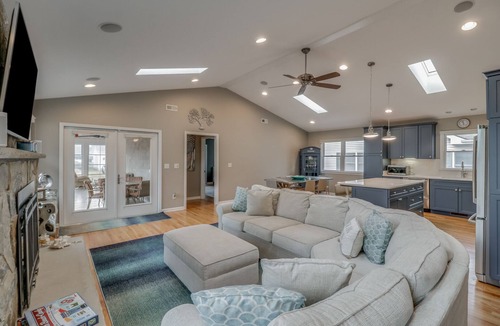Country Club Estates House | Sandy feet retreat.three blocks to beach!