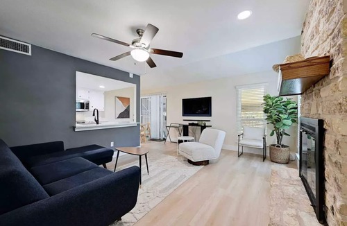 Oak Forest House | Scandinavian comfort, 2bd 1.5bth