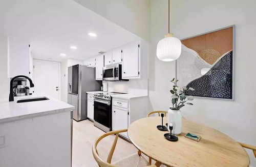 Oak Forest House | Scandinavian comfort, 2bd 1.5bth