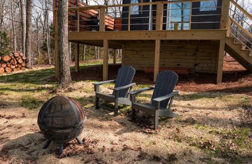 Menlo House | Scenic Studio Chalet with Panoramic Brow Views & Outdoor Shower near Cloudland Canyon, Menlo, Georgia