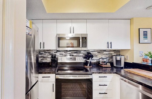 Avon Condo | Scenic Waterfront Condo – Dock + Pet Friendly