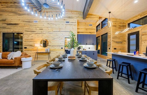 Pickens Cabin | Screech Owl Cabin · Luxury Getaway: EV Charger, Game Table & Hot Tub