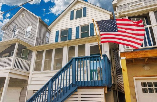 Sea Bright House | Sea Bright Cottage · Steps to Beach · Private Yard
