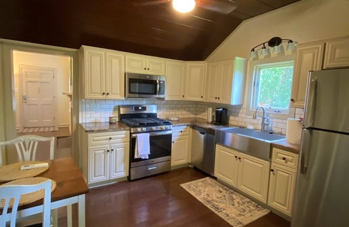New Bern Cottage | Sea Turtle Cottage - walk to everything!