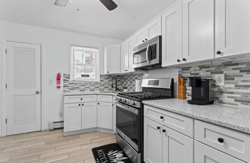 Keansburg Cottage | Seaside Cottage: 1 block to free beach w/NY Skyline. 30min to NYC.