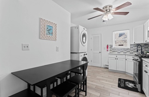 Keansburg Cottage | Seaside Cottage: 1 block to free beach w/NY Skyline. 30min to NYC.
