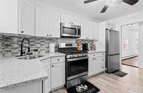 Keansburg Cottage | Seaside Cottage: 1 block to free beach w/NY Skyline. 30min to NYC.
