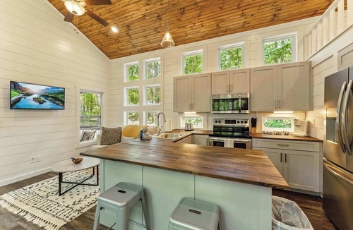 Menlo House | Secluded Bluebell Cottage with private fire pit!