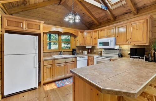 Wildwood Cabin | Secluded Getaway with Private Hot Tub! Peaceful
