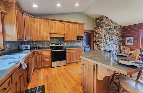 Brodhead Cabin | Secluded Log Cabin w/Private Lake & Hiking Trails