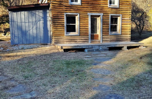 Berryville Cabin | Secluded Rustic Cabin Escape on 5 Private Acres – Near Berryville and River