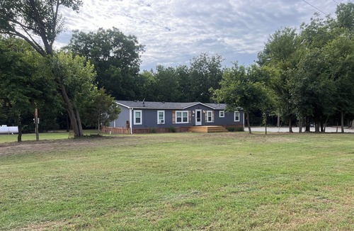 Osage County House | Secluded, Spacious 4-bedroom 2ba house with WiFi, AC on Kaw Lake near Ponca City