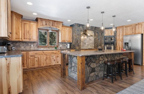 Custer Cabin | Secluded Stay in a Wonderful Creekside Getaway
