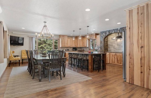 Custer Cabin | Secluded Stay in a Wonderful Creekside Getaway
