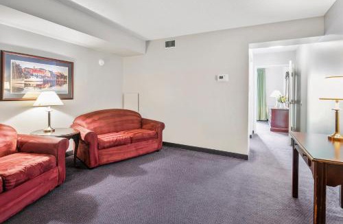 North East House | Second Floor East Standard Suite