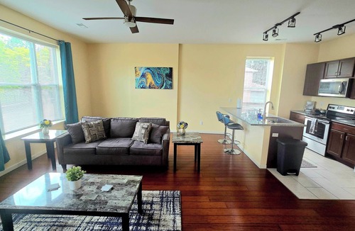The Gate Apartment | Second Floor King Bed w/Off-Street Parking