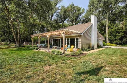 Douglas County House | Serene & Charming Riverfront house just outside of Elkhorn & Omaha