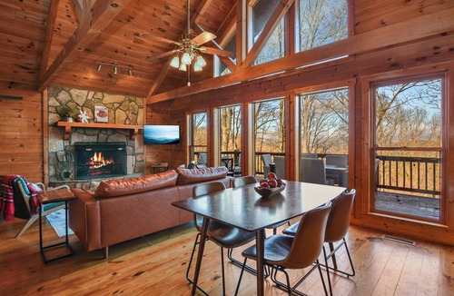 Walnut Mountain Cabin | Serene Mountain View Retreat. Pool, Firepit & Hot tub, Fireplace Dogs Welcome!