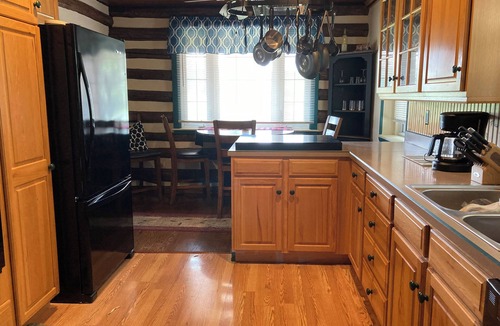 New Oxford Cottage | Serene scenic Log cabin home close to Gettysburg. Wrap around deck. public creek