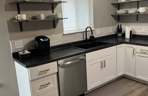 Kearney House | Serenity near the city! 3-BR 2B sleeps 9! 30 mins from DT, stadiums and AIRPORT