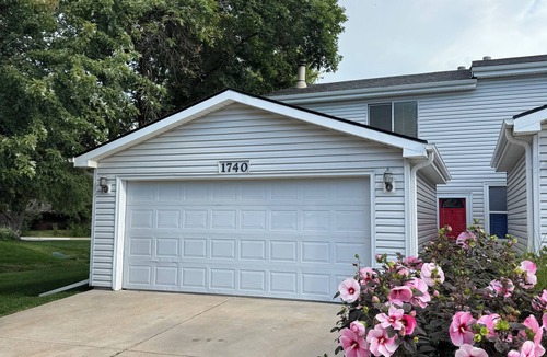 Lincoln House | Serenity on Granada: Spacious 2BR Retreat/2.5BA+Garage Near Haymarket & UNL