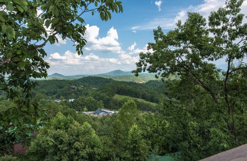 Sevierville Villa | Sevierville 129 - Four Bedroom Villa, Sleeps 16