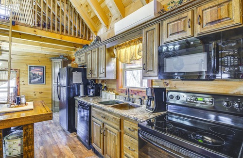 Sevierville Cabin | Sevierville Log Cabin w/Hot Tub Near Dollywood!
