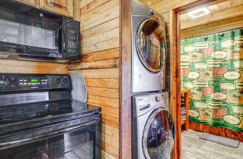 Sevierville Cabin | Sevierville Log Cabin w/Hot Tub Near Dollywood!
