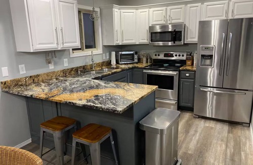 Sioux Falls House | SF Social Haus Hot Tub Arcade Fire Pit Fun Sleeps 11 - Downtown & Airport