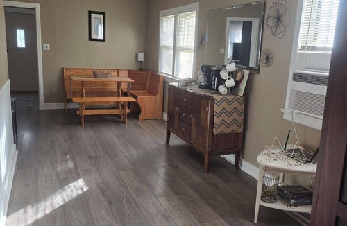Redfield House | Shady Lane Cottage is a nice 2-bedroom house with AC in charming Redfield.