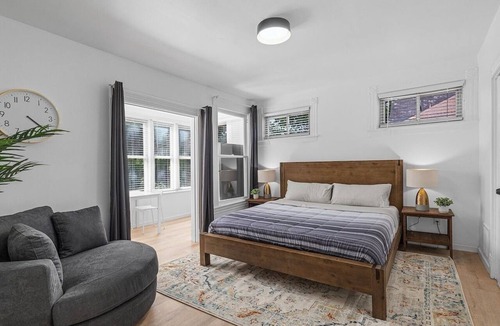 Shadyside Apartment | Shadyside, Central @5 Stylish and Bright Studio With Parking