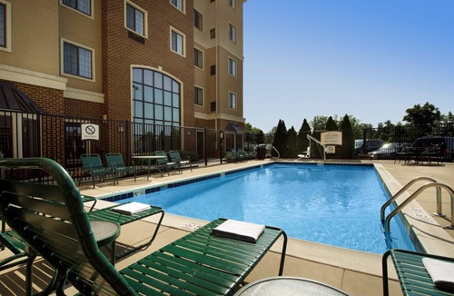 Linthicum Heights Condo | Shared Pool. Near BWI Airport!