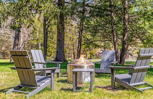 Edinburg House | Shenandoah Escape | Hot Tub · Fireplace · 4 Acres