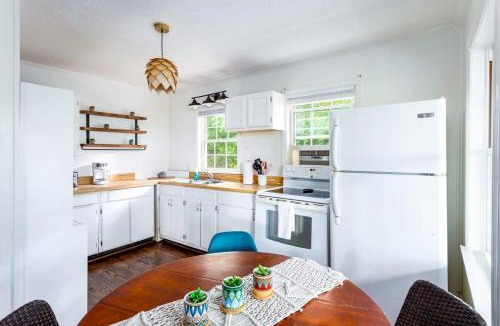 Front Royal House | Shenandoah mountain cottage w hot tub & fire pit