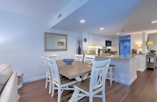 Shipyard Plantation Villa | SHIPYARD - WALK TO BEACH & STEPS TO POOL. Bright corner unit & golf course view