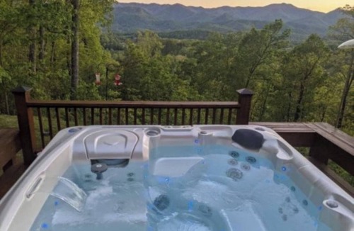 Qualla Cabin | Shooting Star Ridge: Mountain View Cabin Near Cherokee with Hot Tub