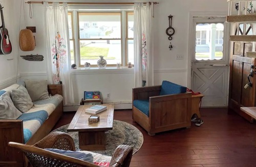 Dennisville House | Shore cottage steps away from warm sandy feet