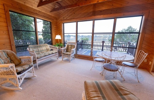 Shoreview House | Shoreview Lakeside Cottage