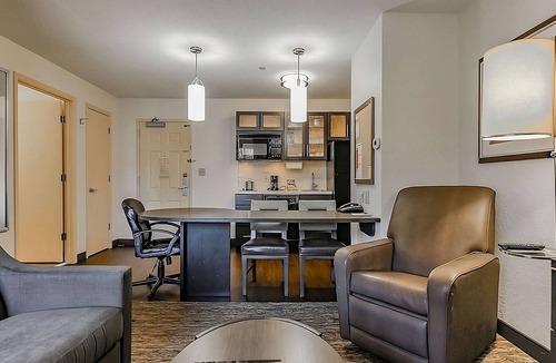 Mount Laurel Hotel | Short Drive from Battleship New Jersey! Kitchen, FREE Parking, Pets Allowed!