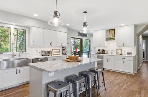 Cambridge House | Short drive to Downtown Cambridge | Private Dock | Pool | 16.5 Acres | Guest Hou