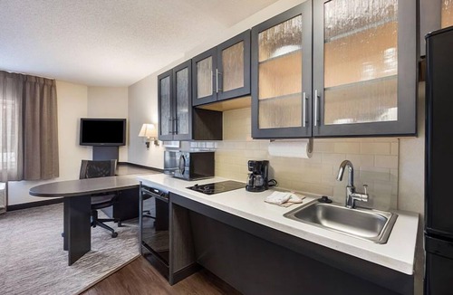 Waukegan Apartment | Short Drive to Genesee Theatre! 4 Relaxing Units, Full Kitchen, Pet-friendly!