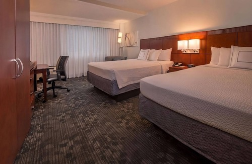 Rosslyn Hotel | Short Drive to Old Town Waterfront! Self-Parking, On-site Starbucks