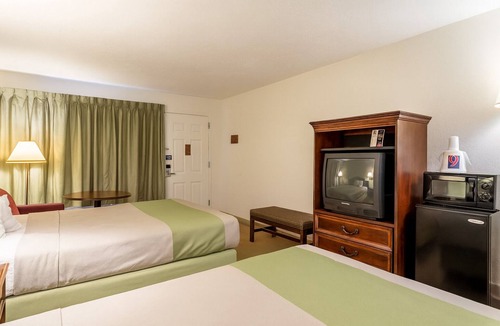 Edgewood Hotel | Simple Room w/Easy I-95 Access for Quick Stopovers