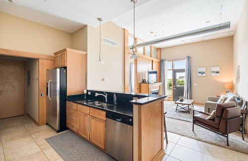 West Des Moines Apartment | Simplicity Loft w/Large Balcony