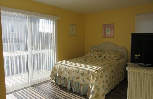 Surf City House | Single family home located just steps to the beach in Surf City - pet friendly.