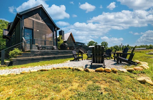 Tracy City Cabin | Sip Happen's at Nonnas at Water's Edge