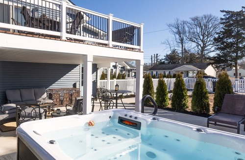 Del Haven House | Sirens Keep | Boutique Style Outdoor Living Hot Tub Sleeps 8