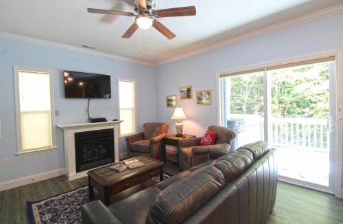 Bryson City Villa | Sitting on the Rock Modern Creekside Cottage in Bryson City